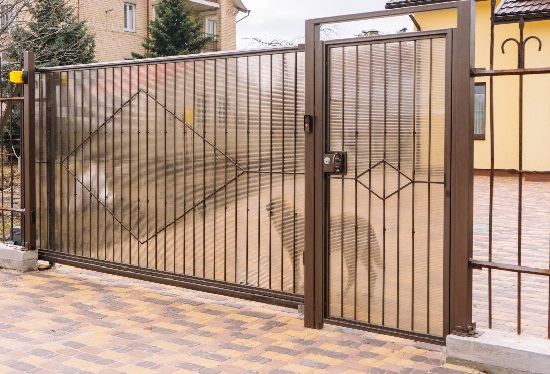 Купить ворота из профлиста с элементами ковки, с металлическими столбами в рамке или под дерево в Альметьевске от 157005 руб